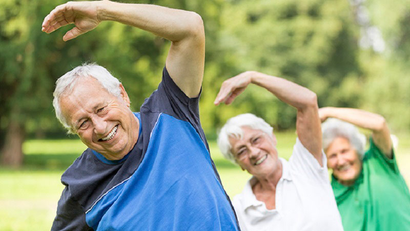 چرا افراد سالمند باید ورزش کنند و چه ورزش هایی برای سالمندان مناسب است؟